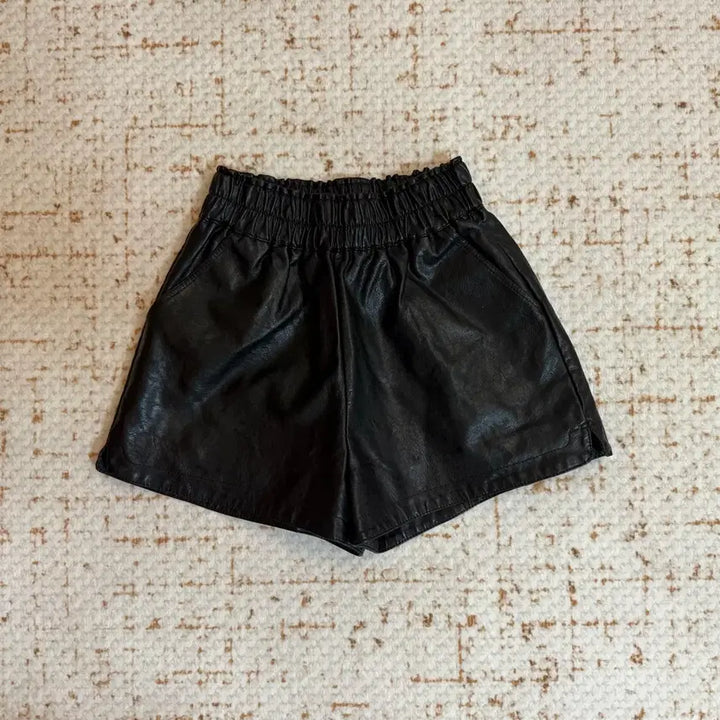 [SOLD OUT] 블랙 레더 밴딩 반바지