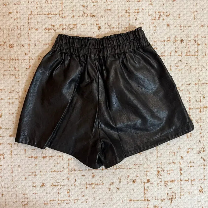 [SOLD OUT] 블랙 레더 밴딩 반바지