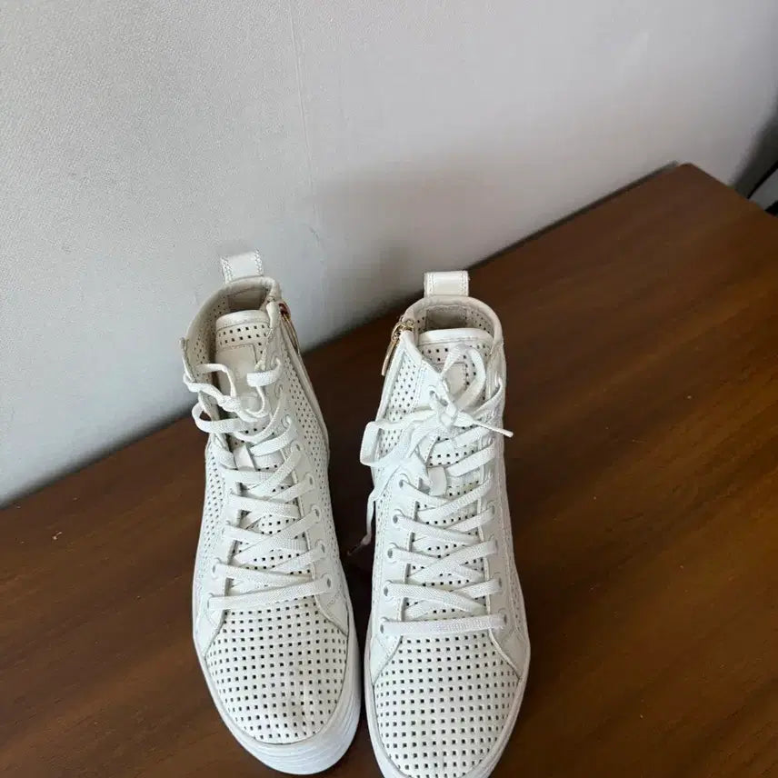 [SOLD OUT] 슈콤마보니 펀칭 스니커즈 365사이즈 운동화