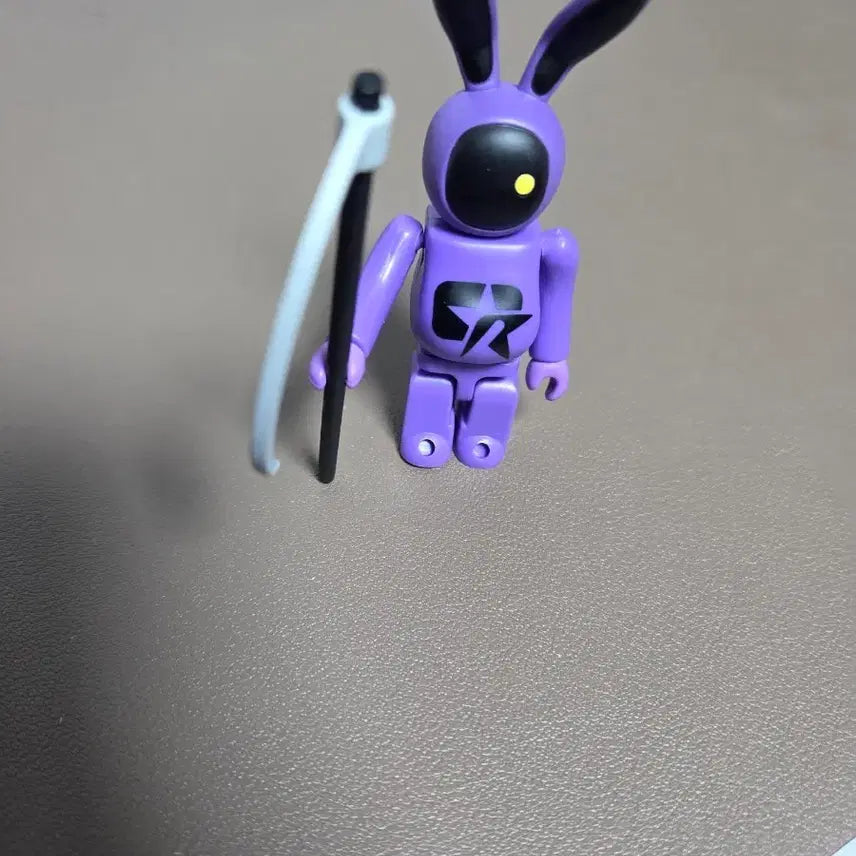 [BUNJANG] Revolber Rabbit Kubrick Purple Version Figure / 아트토이 리볼버 레빗 큐브릭 퍼플버전 피규어 팝니다