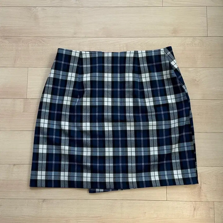 [BUNJANG] OIOI Checkered Asymmetrical Mini Skirt - Size S / oioi 체크 언발 미니 스커트 s사이즈