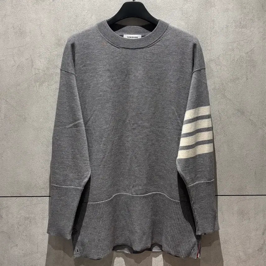 [SOLD OUT] { 오버핏 36 } 톰브라운 사선완장 일롱게이트 니트