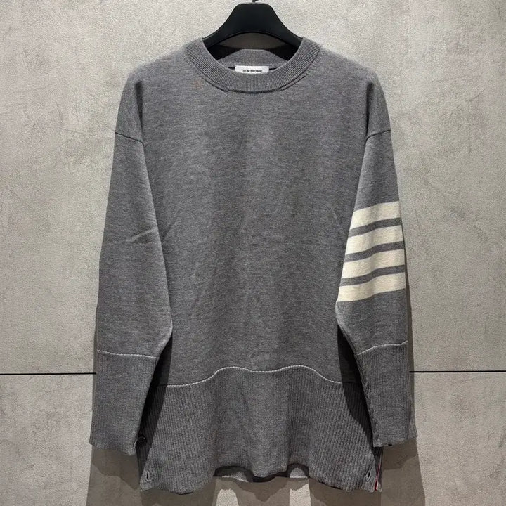 [SOLD OUT] { 오버핏 36 } 톰브라운 사선완장 일롱게이트 니트