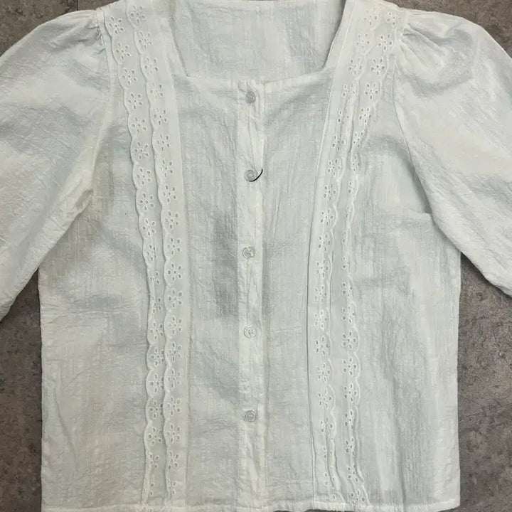 [SOLD OUT] 빈티지 펀칭 반팔 블라우스 화이트 