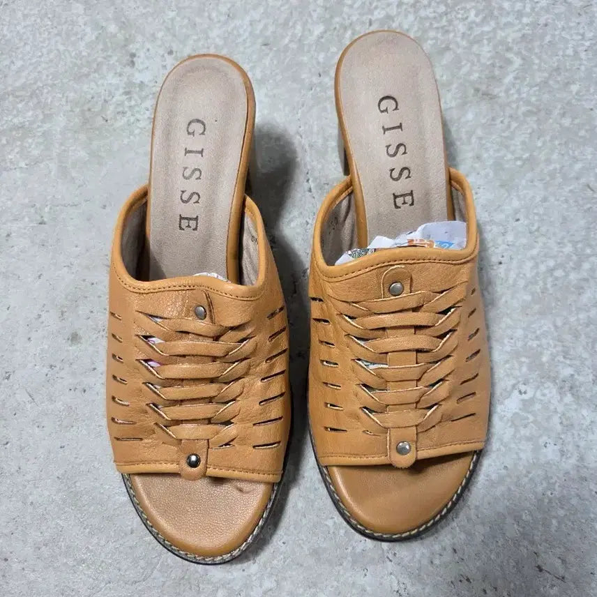 [SOLD OUT] GISSE 가죽 뮬 샌들 브라운
