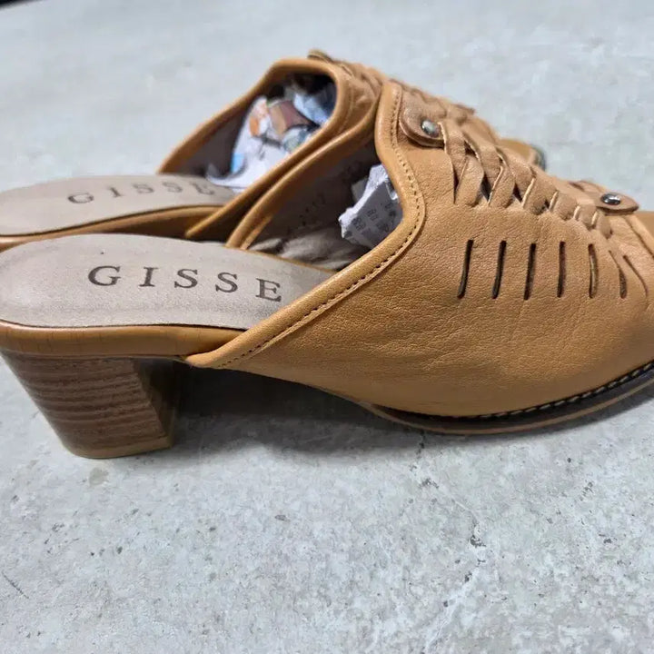 [SOLD OUT] GISSE 가죽 뮬 샌들 브라운
