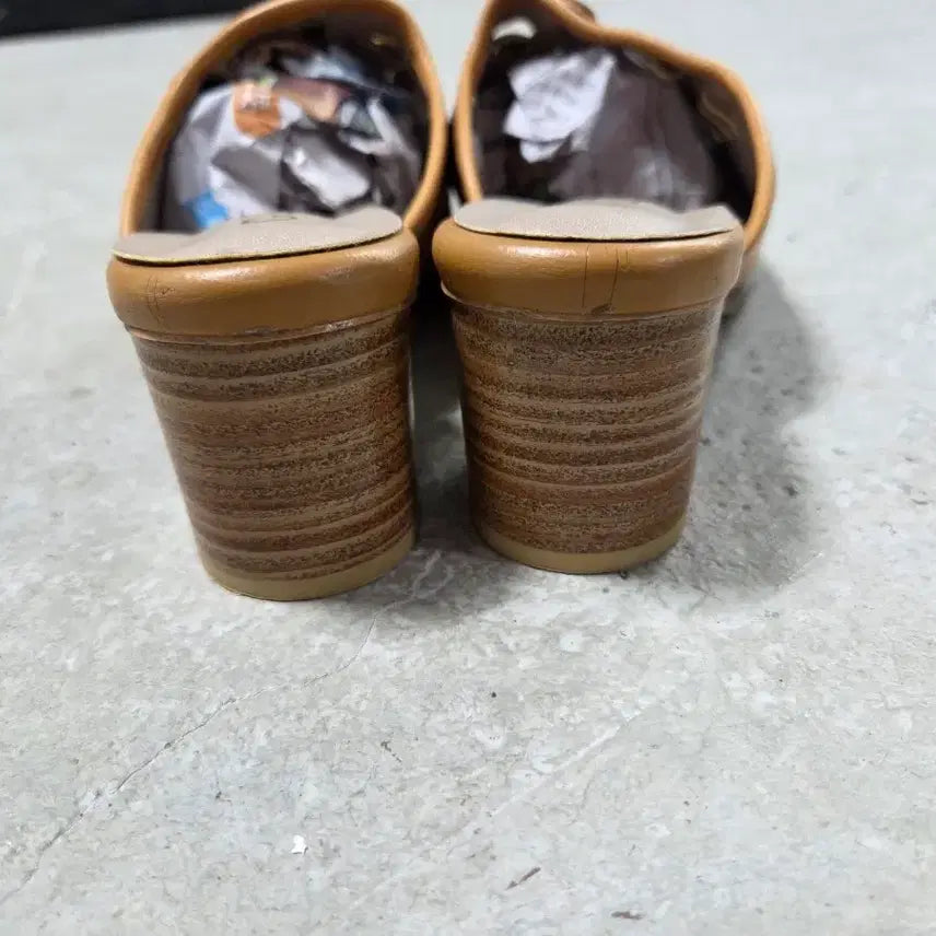 [SOLD OUT] GISSE 가죽 뮬 샌들 브라운