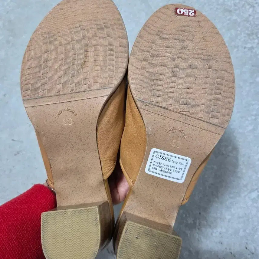 [SOLD OUT] GISSE 가죽 뮬 샌들 브라운