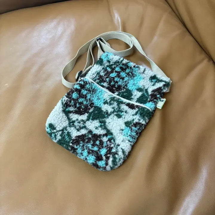 [BUNJANG] Beams SSZ Fleece Sacoche Crossbody Bag / Beams SSZ 빔즈 빔스 플리스 샤코슈 크로스백 가방