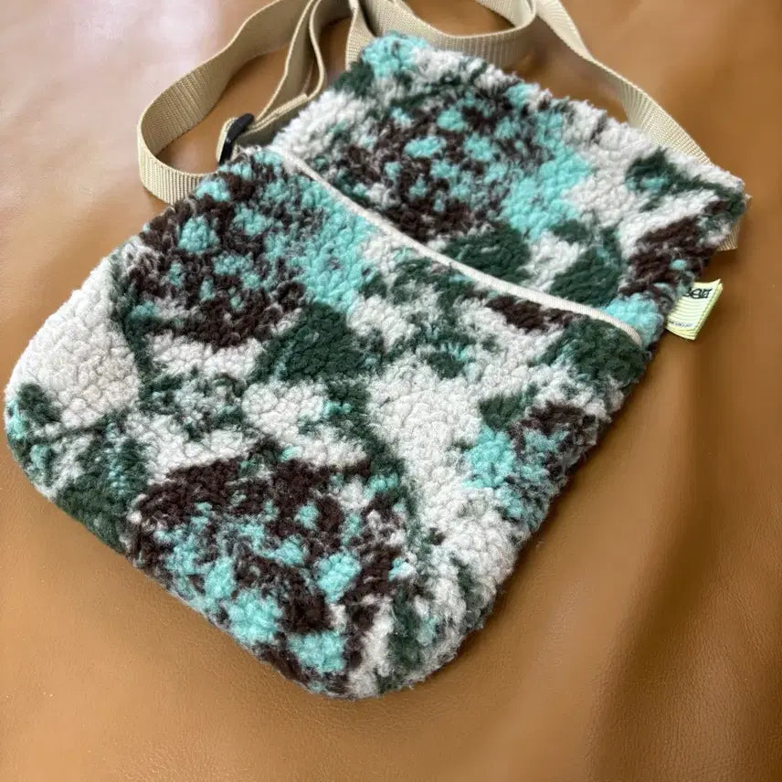 [BUNJANG] Beams SSZ Fleece Sacoche Crossbody Bag / Beams SSZ 빔즈 빔스 플리스 샤코슈 크로스백 가방