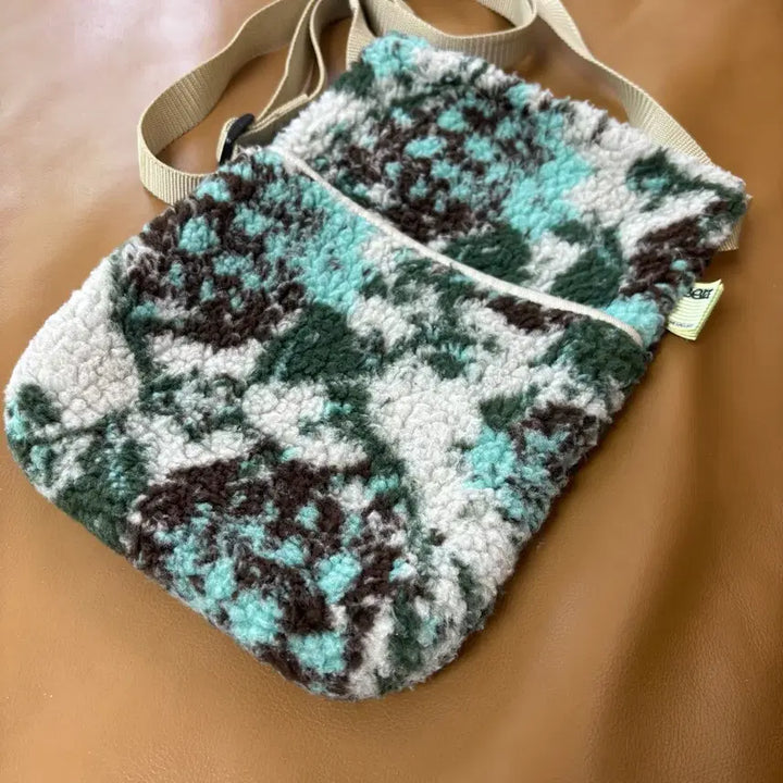 [BUNJANG] Beams SSZ Fleece Sacoche Crossbody Bag / Beams SSZ 빔즈 빔스 플리스 샤코슈 크로스백 가방