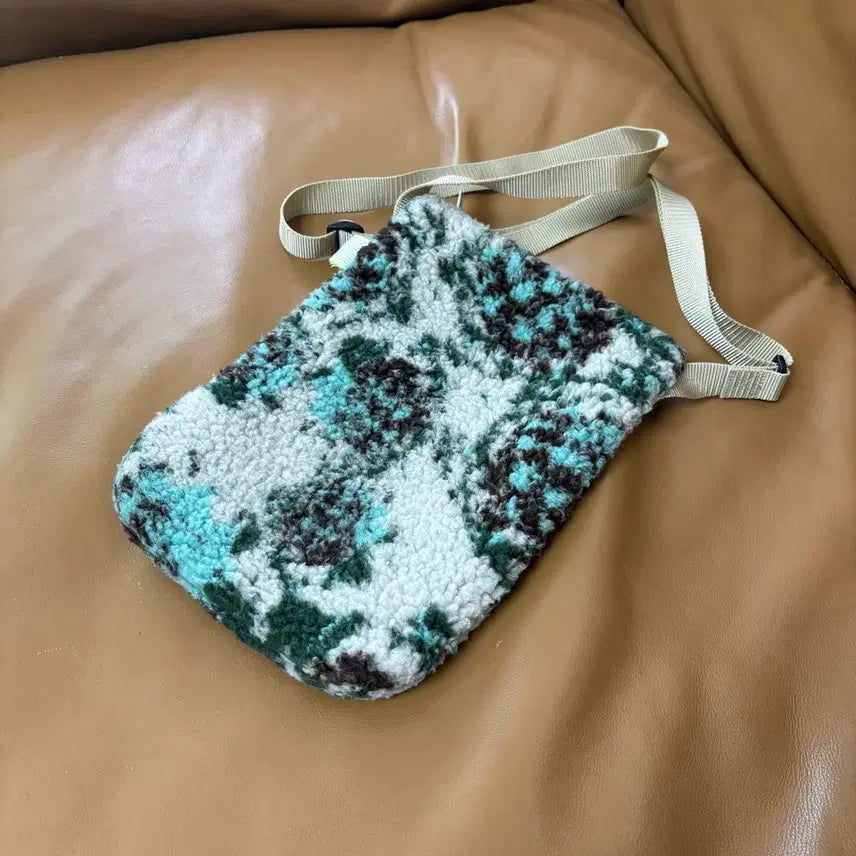 [BUNJANG] Beams SSZ Fleece Sacoche Crossbody Bag / Beams SSZ 빔즈 빔스 플리스 샤코슈 크로스백 가방