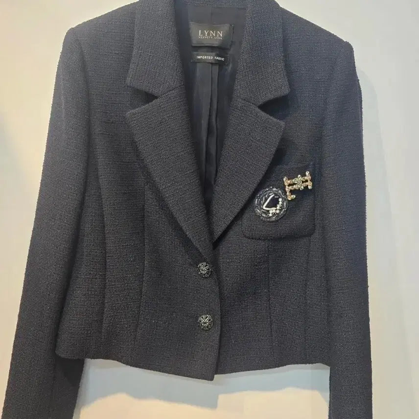 [SOLD OUT] LYNN 린 블랙 트위드 자켓 브로치 장식