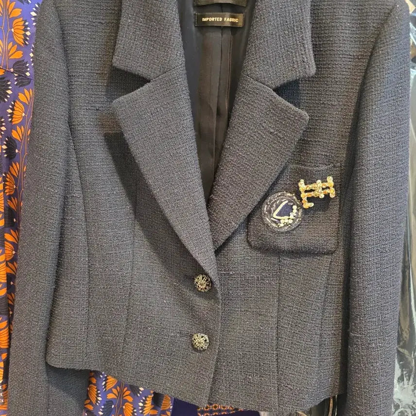 [SOLD OUT] LYNN 린 블랙 트위드 자켓 브로치 장식