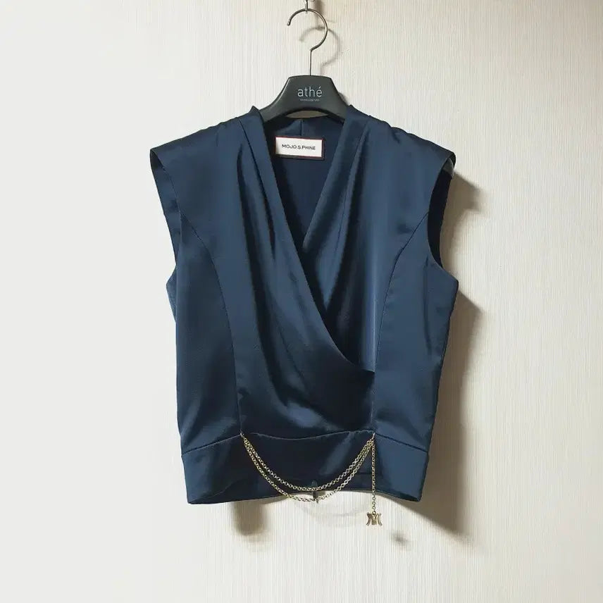 [SOLD OUT] 모조에스핀 체인 장식 디테일 새틴 블라우스 55 사이즈 정품