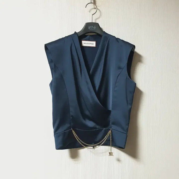 [SOLD OUT] 모조에스핀 체인 장식 디테일 새틴 블라우스 55 사이즈 정품