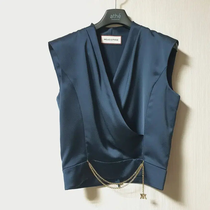 [SOLD OUT] 모조에스핀 체인 장식 디테일 새틴 블라우스 55 사이즈 정품