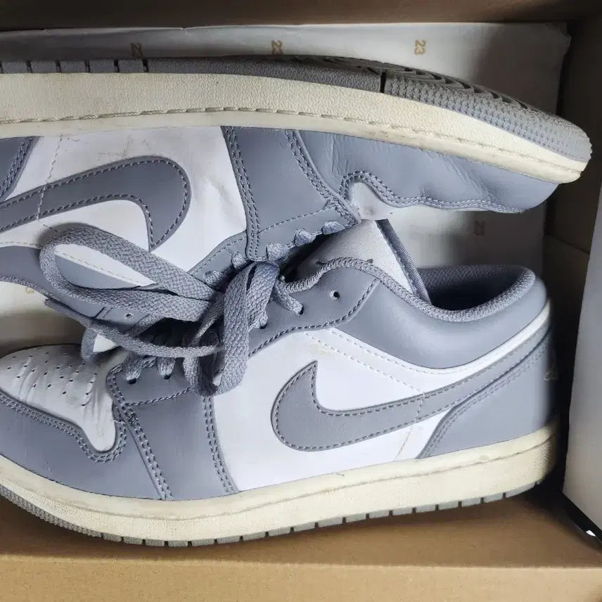 [BUNJANG] Nike Jordan 1 Low Stealth and White Sneakers / 나이키 조던 1 로우 스텔스 앤 화이트 260