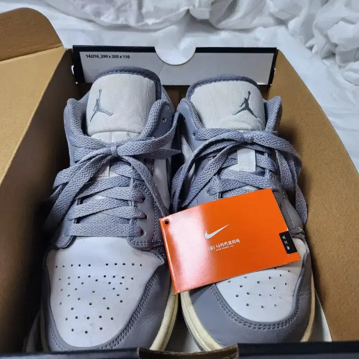 [BUNJANG] Nike Jordan 1 Low Stealth and White Sneakers / 나이키 조던 1 로우 스텔스 앤 화이트 260