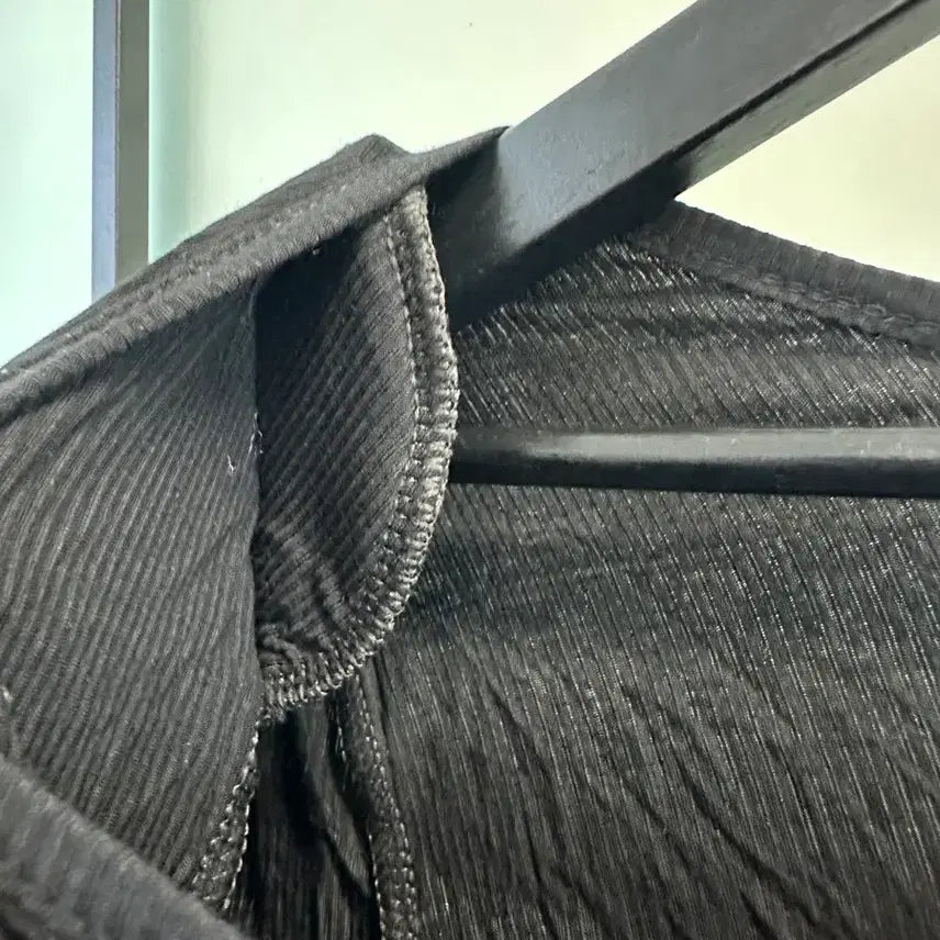 [BUNJANG] Black Ribbed Cropped Top with Shoulder Pads / 새상품/ 어깨패드 골지 크롭티