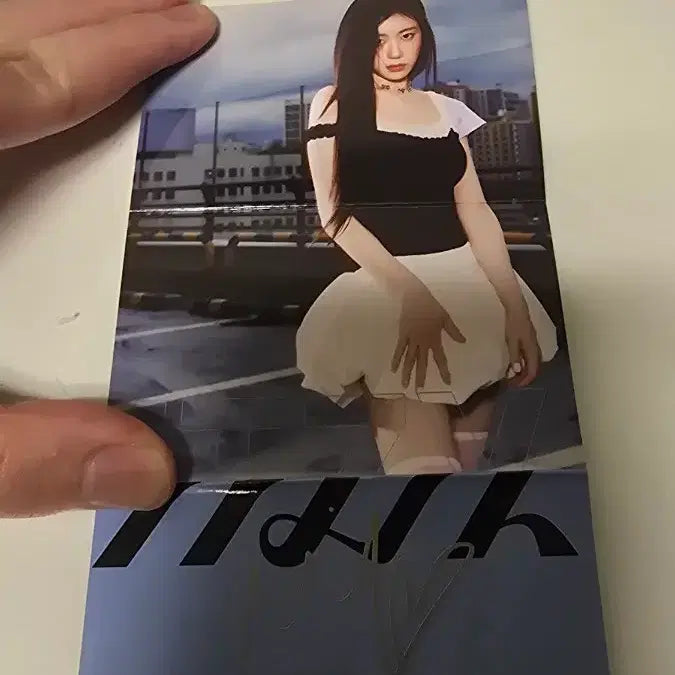 [BUNJANG] ITZY Chaeryeong Gold Photocard / ITZY Chaeryeong Gold 미니카드(채령)