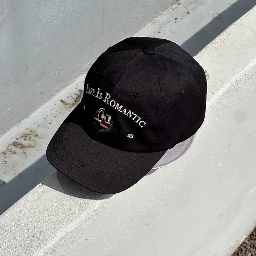 [BUNJANG] Romantic Crown Lettering Black Ball Cap / [F] 로맨틱크라운 레터링 블랙 볼캡 모자