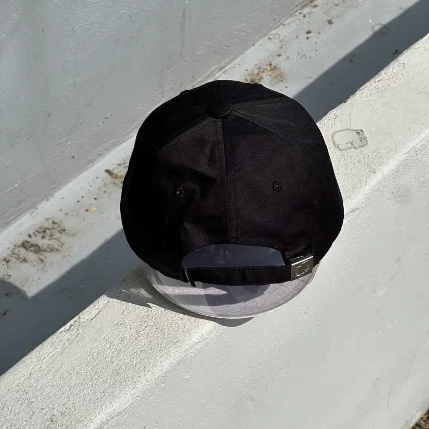[BUNJANG] Romantic Crown Lettering Black Ball Cap / [F] 로맨틱크라운 레터링 블랙 볼캡 모자