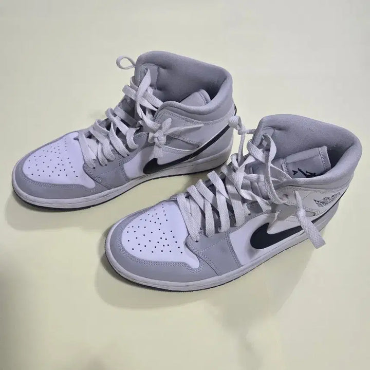 [BUNJANG] Nike Air Jordan 1 Mid White/Gray Sneakers / 나이키 에어 조던 1 미드 화이트/그레이