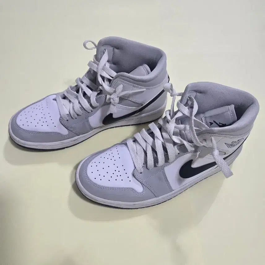 [BUNJANG] Nike Air Jordan 1 Mid White/Gray Sneakers / 나이키 에어 조던 1 미드 화이트/그레이