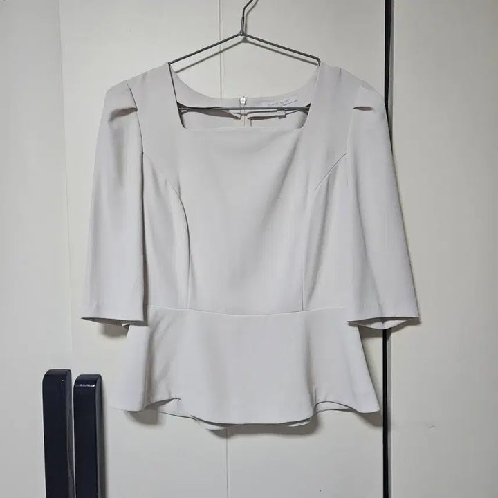 [BUNJANG] Plastic Island Square Neck Peplum Blouse / [새상품] 플라스틱아일랜드 스퀘어넥 페플럼 블라우스(정가5.5)