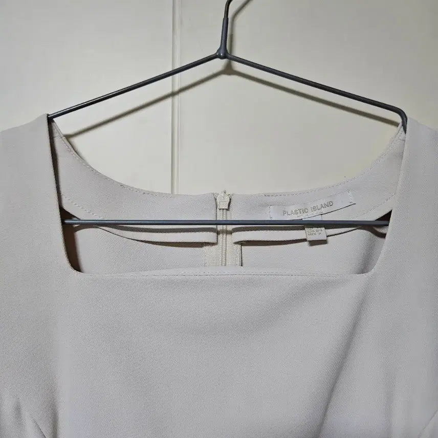 [BUNJANG] Plastic Island Square Neck Peplum Blouse / [새상품] 플라스틱아일랜드 스퀘어넥 페플럼 블라우스(정가5.5)