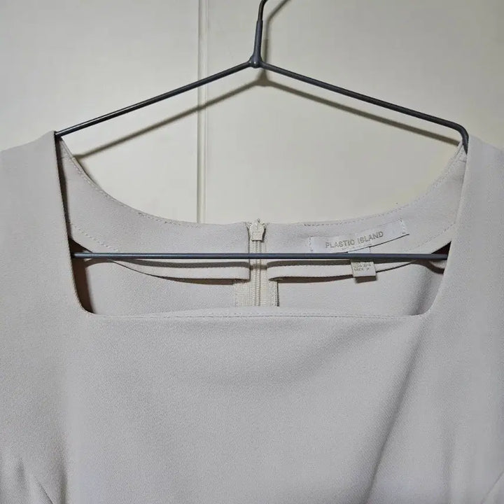 [BUNJANG] Plastic Island Square Neck Peplum Blouse / [새상품] 플라스틱아일랜드 스퀘어넥 페플럼 블라우스(정가5.5)