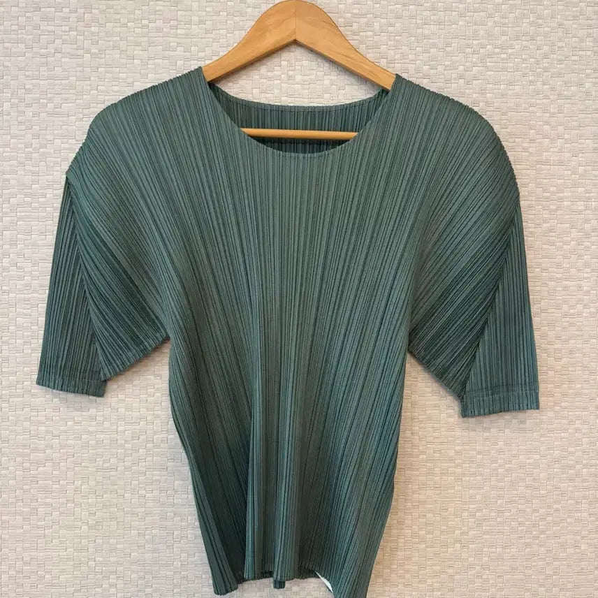 [SOLD OUT] 플리츠플리즈 8월 반소매 탑 세이지 그린