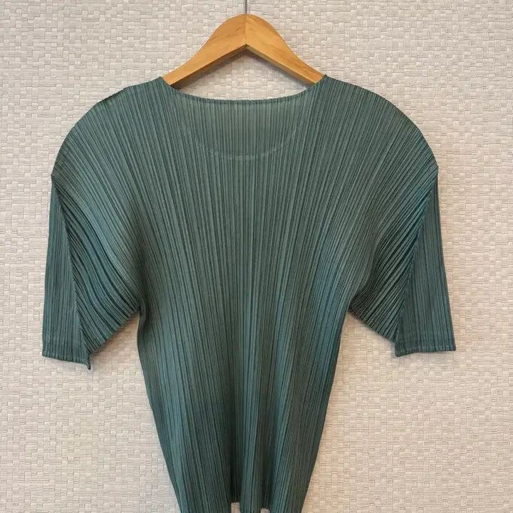[SOLD OUT] 플리츠플리즈 8월 반소매 탑 세이지 그린