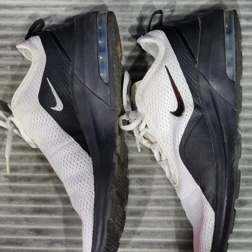 [BUNJANG] Nike Air Max Motion 2 Sneakers 275 / 나이키 에어맥스 모션2 운동화 275