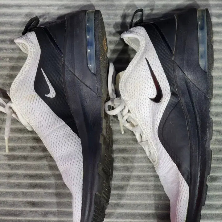 [BUNJANG] Nike Air Max Motion 2 Sneakers 275 / 나이키 에어맥스 모션2 운동화 275