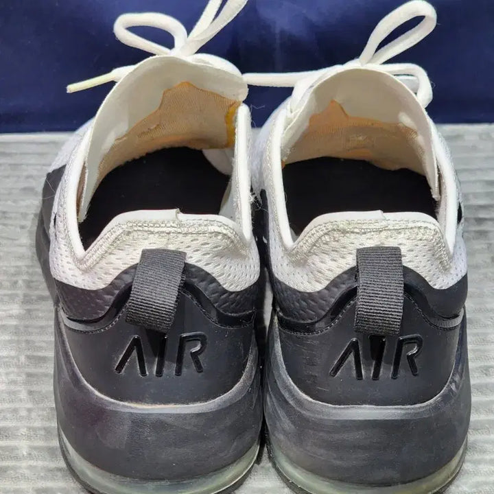 [BUNJANG] Nike Air Max Motion 2 Sneakers 275 / 나이키 에어맥스 모션2 운동화 275