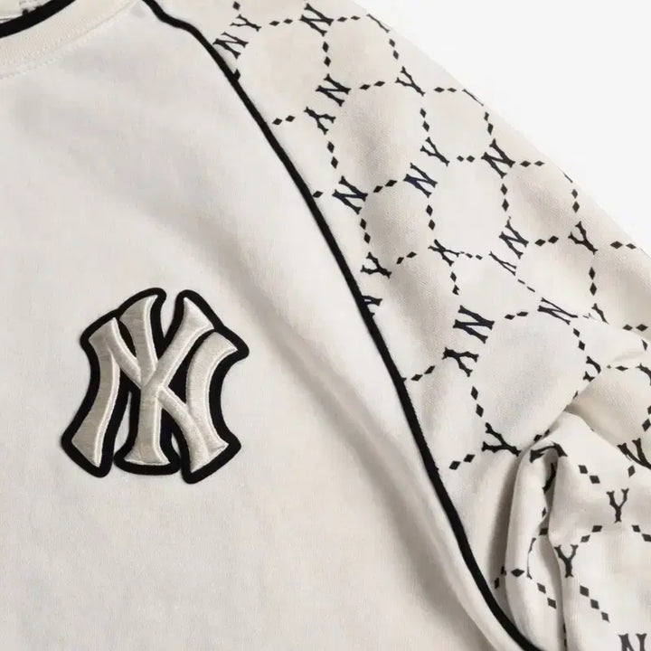 [BUNJANG] MLB New York Yankees Cream Sweatshirt / MLB 뉴욕양키스 크림 맨투맨 (110) 깔끔핏