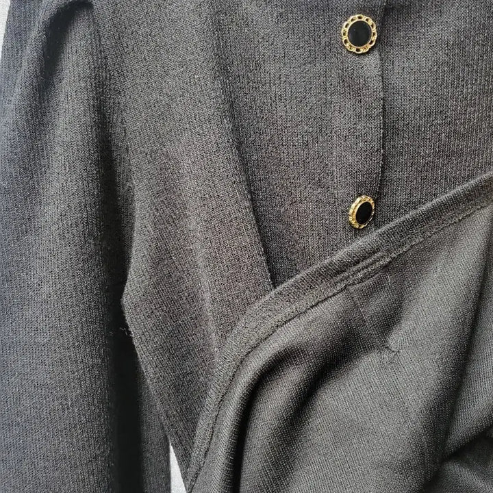 [BUNJANG] RIRINCO Gold Button Black Top / RIRINCO 금장 버튼 블랙 상의