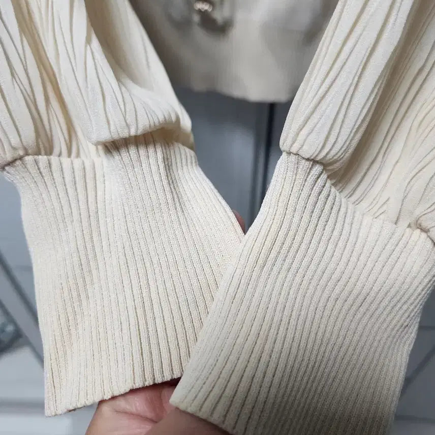 [BUNJANG] Satin Pleated Sleeve Knit Top / SATIN 플리츠 소매 니트 S