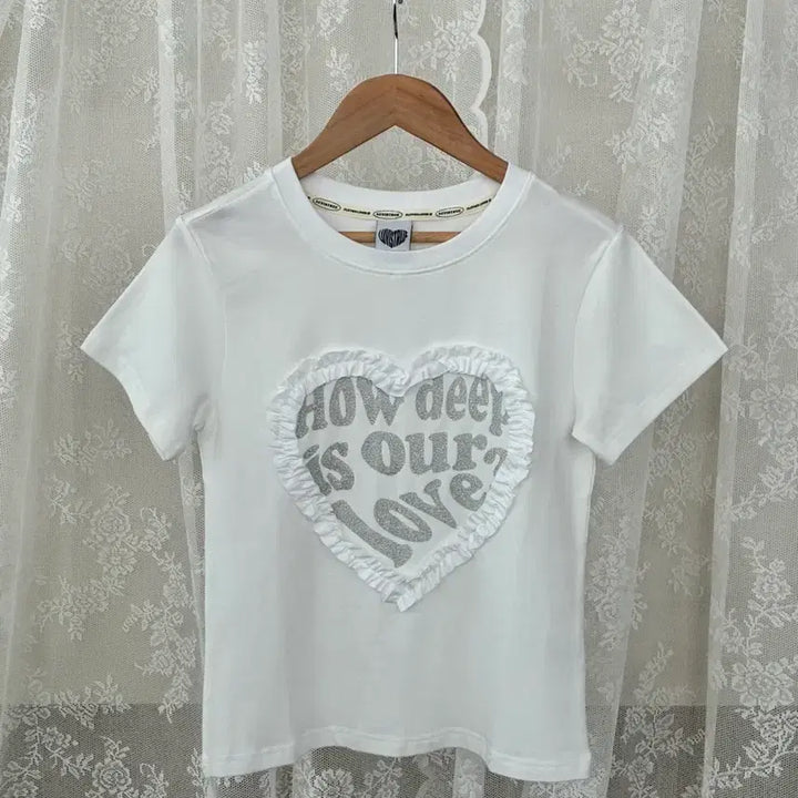 [BUNJANG] Love Is True Lace Love Short Sleeve T-shirt White / F) 러브이즈트루 레이스 러브 반팔 티셔츠 화이트