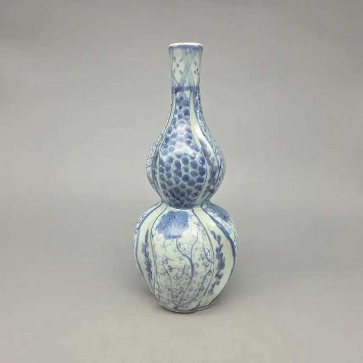 [BUNJANG] Ming Dynasty Style Blue and White Gourd-Shaped Porcelain Vase / 골동품 명대 양식 청화 표형 골형 연화넝쿨문 병