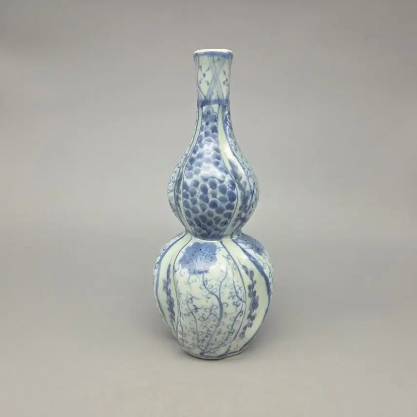 [BUNJANG] Ming Dynasty Style Blue and White Gourd-Shaped Porcelain Vase / 골동품 명대 양식 청화 표형 골형 연화넝쿨문 병