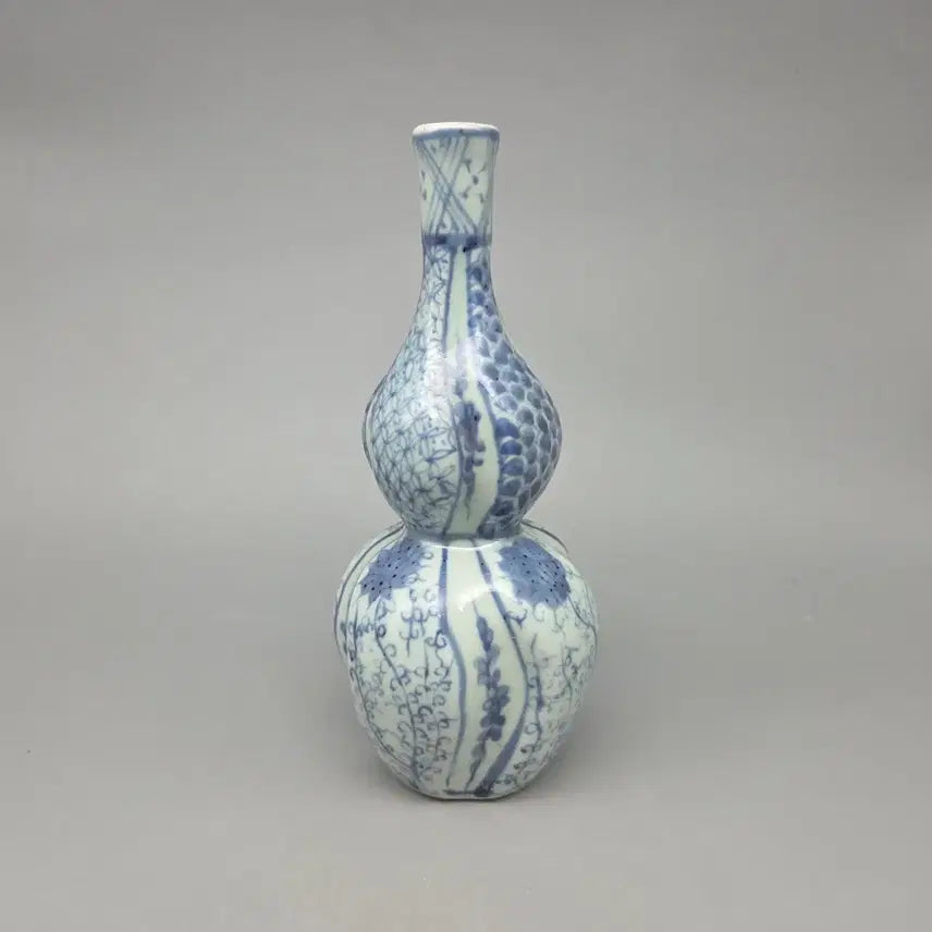 [BUNJANG] Ming Dynasty Style Blue and White Gourd-Shaped Porcelain Vase / 골동품 명대 양식 청화 표형 골형 연화넝쿨문 병