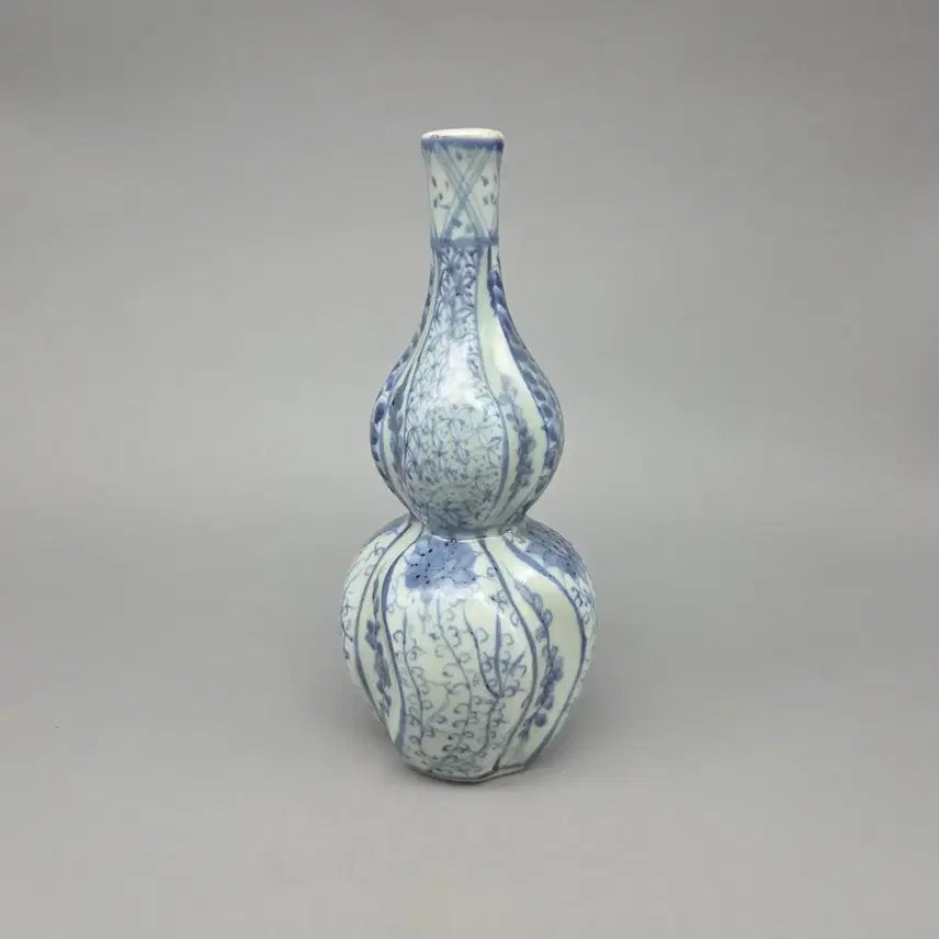 [BUNJANG] Ming Dynasty Style Blue and White Gourd-Shaped Porcelain Vase / 골동품 명대 양식 청화 표형 골형 연화넝쿨문 병