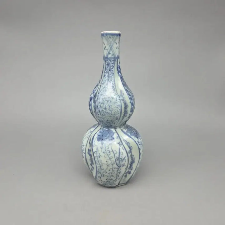 [BUNJANG] Ming Dynasty Style Blue and White Gourd-Shaped Porcelain Vase / 골동품 명대 양식 청화 표형 골형 연화넝쿨문 병