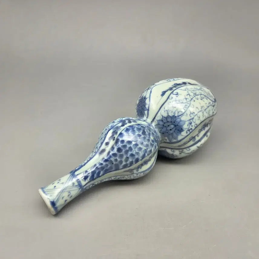 [BUNJANG] Ming Dynasty Style Blue and White Gourd-Shaped Porcelain Vase / 골동품 명대 양식 청화 표형 골형 연화넝쿨문 병