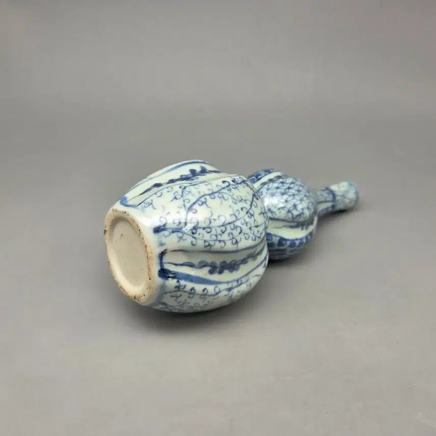 [BUNJANG] Ming Dynasty Style Blue and White Gourd-Shaped Porcelain Vase / 골동품 명대 양식 청화 표형 골형 연화넝쿨문 병