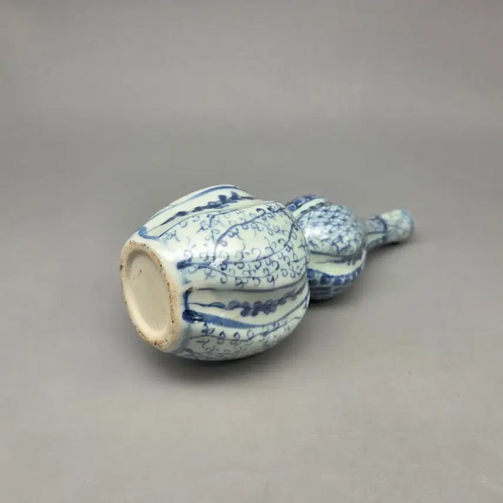 [BUNJANG] Ming Dynasty Style Blue and White Gourd-Shaped Porcelain Vase / 골동품 명대 양식 청화 표형 골형 연화넝쿨문 병