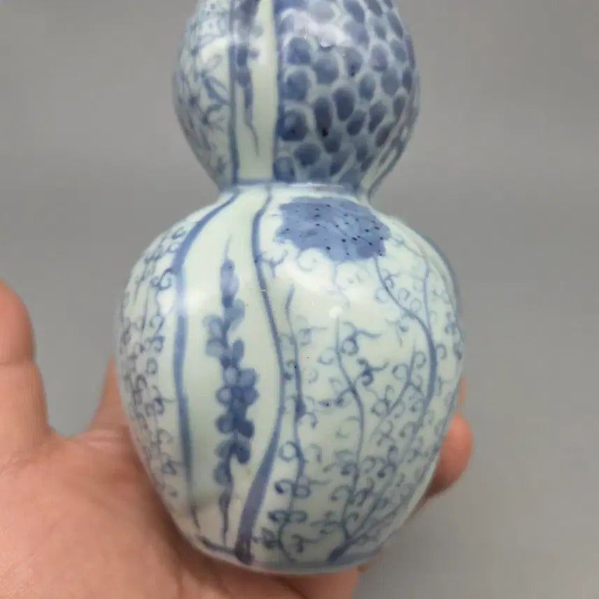 [BUNJANG] Ming Dynasty Style Blue and White Gourd-Shaped Porcelain Vase / 골동품 명대 양식 청화 표형 골형 연화넝쿨문 병